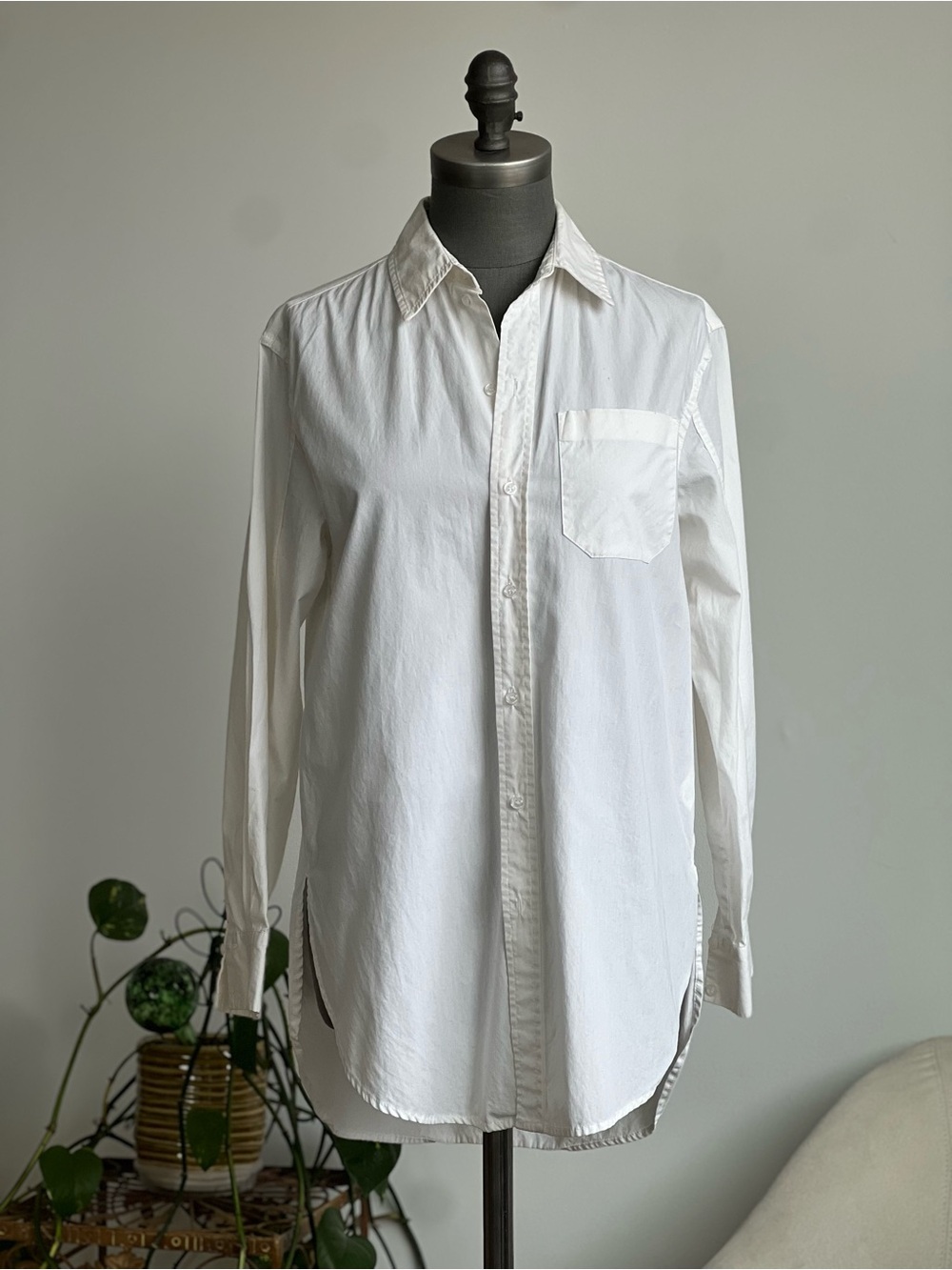 Classic White Women’s Button-Up Shirt EUC